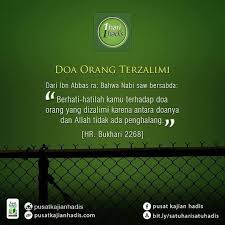 Nah, dalam perjalanannya dicegatlah ia oleh prajurit kerjaan dengan raja dan raja tanpa belas kasihan menginginkan ikan tangkapan tibalah seorang ayah nelayan di istana raja, singkat cerita orang alim tersebut bertanya doa apa yang kamu pinta sehingga raja menderita seperti ini? Doa Orang Teraniaya Bahasa Arab
