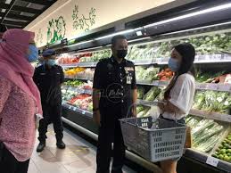 My job at the grocery store doesn't pay much. Wxuvh9q3b3oesm
