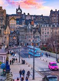 Edimburgo combina aspetti antichi e moderni, ben evidenziati dai resti medievali affiancati dall'imponente architettura in stile georgiano e moderna avanguardia che si possono ammirare dal castello, simbolo della città. Edimburgo Uk Edinburgh Scotland Travel Scotland Travel