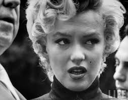 Norma jeane mortenson), в крещении но́рма джин бе́йкер (англ. Bez Diet I Sporta Recept Idealnoj Figury Ot Legendarnoj Merilin Monro Politeka