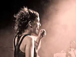 Sous Le Ciel De Paris Zaz Et Pablo Alboran Stixoi Kai Profora Gia To Tragoydi Ths Edith Piaf Padam Padam Apo Th Zaz Ma8hmata Gallikwn Online Taxyrry8ma Kai F8hna Chansons Francaises Chanteur Chanson