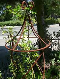 Achla designs vinifera bottle trellis. Edelrost Rankhilfe Obelisk Dekoschmiede Eisige Trends Handgefertigt Von Entwurf Bis Produktion