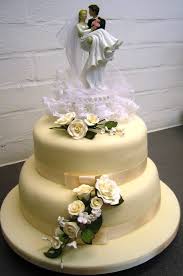 Wedding Cake Simple Und Sophisticated Ivory Fondant Two Tier Wedding Cake With Lovely Romantic Topper Und Gorgeous Roses Decoration Beautiful Simple Minimaliste Modern Wedding Cake Designs Cakes Foto Von Hendrik35 Fans