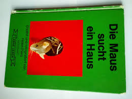 Die maus ist grau und winzig klein und sie muss sehr vorsichtig sein denn schnappt man so ein freches tier setzt man es einfach vor die tür doch heute gleich sieht es wieder besser aus jetzt putzt und fegt die kleine maus die maus ist allein zu haus macht alle lichter aus klack, klack, klack. Die Maus Sucht Ein Haus Mouse Looks For A House Amazon Co Uk Piers Helen 9783551532978 Books