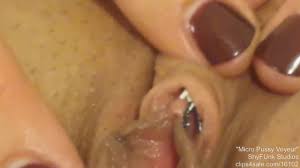 MILF a une micro chatte voyeur qui nous donne les meilleurs gros plans pov  de son petit vagin juteux se frottant sur le clitoris - vidéo porno amateur  clitoris en gros plan