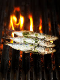 Coloca las sardinas en una parrilla caliente. Sardinas A La Parrilla Fotografias De Stock Freeimages Com