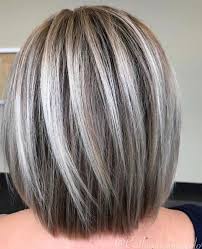 Les choix qui rajeunissent | coiffure simple … dans ce post nous vous présentons une collection de magnifiques. Femme 50 Ans Naturally White Silver Grey Hair 60 Coiffures Moyennes Amusantes Et Flatteuses Pour Femmes Magazine Moms Inspiration Pour Parents Modern Mom Fashion Lifestyle Magazine