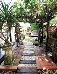 Perintahkan berus paving untuk laluan pejalan kaki dan jalan masuk atau quikfit fiskars grout scrapper, kini boleh didapati dengan harga istimewa, untuk menghilangkan rumpai, lumut dan kotoran dari tempat yang sukar diakses. Laluan Pejalan Kaki Tampak Redup Dengan Kehadiran Pergola Diperbuat Daripada Kayu Resak Dilitupi Tumbuhan Menjalar Iaitu Kesida Outdoor Decor Patio Home Decor