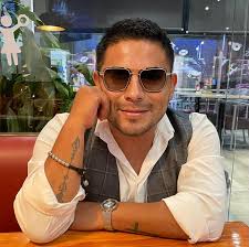 Yo afuera del antro después de encularme con unos besos de la chava que  apenas conocí