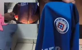 Aficionado del Cruz Azul quema jersey de la Máquina tras eliminación a  manos de América