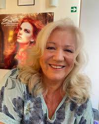 Hoy fui a lo de mi amiga @emmanildaangel a que me haga un cambio de look.  ¿Les gusta? Espero que sí. L@s quiero. 🥰 #jueves #marzo #marzo2024 #2024  #looks #look #lanus #lanús #