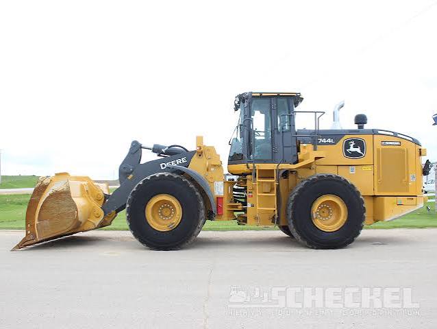 John Deere 744L Wheel Loader