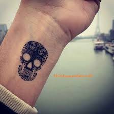 Vừa học vừa chơi với tranh tô màu sẽ là phương pháp tốt cho bé. Cháº¥t Lá»« Vá»›i Nhá»¯ng Hinh XÄƒm Ä'Æ¡n Giáº£n Ma Ä'áº¹p Cho Nam Giá»›i 2018 Small Tattoos For Guys Small Wrist Tattoos Sugar Skull Tattoos
