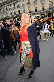 Vestido inspirado en las noches de invierno bajo el manto de infinita belleza del firmamento y estrellas. Como Vestir En Una Boda De Invierno Sin Pasar Frio Ni Carecer De Estilo