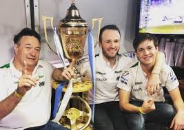 Alberto canapino no es solo el padre, es el líder del speed agro racing, un conjunto que demostró tener la capacidad, la experiencia y la destreza para sobreponerse a la adversidad y el carácter para tomar decisiones que implican patear el tablero en apenas 300 segundos. Lwswdmbp Ocysm