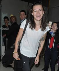 The matte pomade isn't sticky, holds very well and has a fresh, beautiful fragrance. Shock Makeover Harry Styles Chops Off His Long Hair