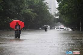 具体预报为： 23日多云到阴有分散性阵雨或雷雨，东北风5到6级阵风7级，26～32℃； 24日多云到阴有阵雨或雷雨，雨量中等，局部大雨，东北风6级阵风7到8级，26～30℃； 25日阴有阵雨或雷雨，雨量大到暴雨，东北风7级阵风8到10级，25～27℃； 26日阴有阵雨或雷雨，雨量大到暴雨，偏东风7级阵风8到9级，25～28℃； 27日阴有阵雨或雷雨，雨量中等，局部大雨，偏东风6级阵风7到8. 16å¤©3åœºé›¨ é›¨é‡æ˜¯å¾€å¹´2 3å€æˆéƒ½30å°æ—¶è½¬ç§»ç¾¤ä¼—18600äºº å››å·åœ¨çº¿