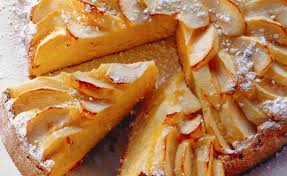 Nella ciotola della planetaria montare le uova intere con lo zucchero, la scorza del limone e la vaniglia fino ad ottenere un composto chiaro e spumoso. Torta Di Carote E Mele La Ricetta Semplice E Buona Da Fare A Casa Leitv