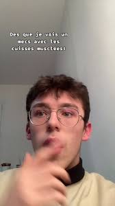 Touche La Cuisse En Cours Gay