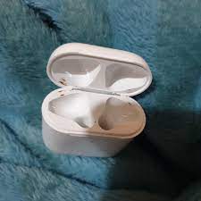 Does Anyone Know Why I M Getting Brown Spots On The Wireless Charging Case It S Not Wax Because I Check My Airpods Before Putting Them In Airpods
