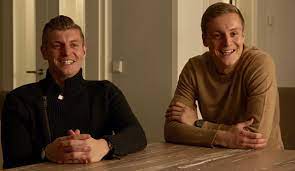 Deyovaisio zeefuik, ingmar merle, kevin grund, nina ehegötz und felix kroos sind für das tor des monats märz nominiert. Felix Kroos Im Interview Uber Tonis Kinofilm Der Aufstieg Ist Mein Personlicher Wm Titel