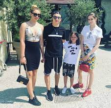 Ziua de 17 iunie a venit cu o veste despre care presa tabloidă vorbește de câțiva ani: Baiatul Cel Mare Al Lui Laurentiu Reghecampf Isi Doreste O Masina De Lux La Majorat Yabbmusic Ro