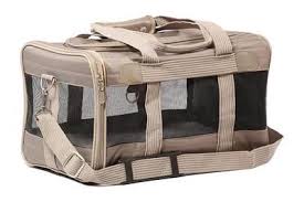 El soporte para mascotas aprobado por la aerolínea original de sherpa deluxe es perfecto para viajar con estilo y comodidad en avión o automóvil, para una aventura o simplemente un viaje al veterinario. The Best Travel Carrier For Cats And Small Dogs Reviews By Wirecutter
