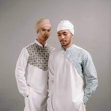 Model baju gamis muslim pria wanita dan anak anak trend. Tren Baju Lebaran Pria Menurut Desainer Baju Koko Fahmi Hendrawan Kumparan Com