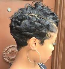 The desire to come forward and show a creative appearance has long been a normal occurrence in the life of modern society. Schwarze Frauen Mohawk Frisuren Frauen Frisuren Mohawk Schwarze Schwarze Fr Pixie Frisur Mohawk Frisur Lockige Pixie Frisuren