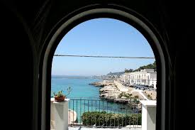 Dalla piazzetta si accede alla deliziosa spiaggetta. Appartamento Sul Mare In Affitto In Puglia Studio Immobiliare Spano