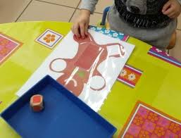 Le nous avons abordé en classe, en arts visuels, le bonhomme de pain d'épices à la manière de keith haring, cela a beaucoup plu aux enfants : Petit Bonhomme De Pain D Epice Et Formes Geometriques Mon Cahier Journal