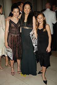 She has been married to arthur. Vera Wang With Her Daughters Cecilia And Josephine Becker Flickr