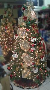 Arbol De Navidad Con Luces De Colores Y Mallas De Luz De Color Dorado Sencillo Y Hermoso Christmas Wreaths Christmas Holiday Decor