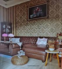 Penggunaan wallpaper pada dinding ruang tamu menjadi salah satu cara yang efektif dan juga alternatif dalam mempercantik ruangan tamu, tetapi desain motif wallpapernya harus selaras dengan desain dekorasi interior ruang tamu anda. 6 Desain Wallpaper Dinding Ruang Tamu Minimalis Homeshabby Com Design Home Plans Home Decorating And Interior Design