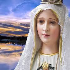 Siendo María Inmaculada y soberanamente Hermosa, no basta que todas las  criaturas de este mundo, del cielo y del purgatorio, le presten homenaje:  importa también que el enemigo sea aplastado bajo su