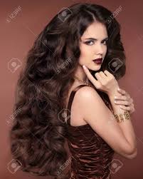 ———— — • • tante immagini con pettinature da copiare! Immagini Stock Capelli Lunghi Sani Bella Ragazza Acconciatura Trucco Donna Bruna Elegante In Abito Marrone Caffe Con Gioielli D Oro Posa Su Sfondo Studio Image 55647217