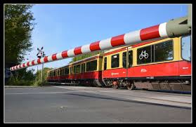 Dies geht am besten in einem wäschesack oder einem kopfkissenbezug mit reißverschluss bei 40 ° in der waschmaschine. Rot Weiss Trifft Auf Rot Gelb Foto Bild S Bahn Eisenbahn Verkehr Fahrzeuge Bilder Auf Fotocommunity