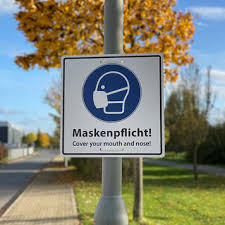 Tragen sie eine maske, wenn sie nicht zu hause sind und den abstand zu anderen personen nicht. Hinweisschild Maskenpflicht