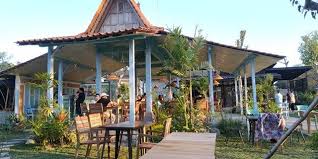 10 tempat makan paling enak di kota padang, 10 kuliner paling enak di padang, kuliner padang, kuliner minang, nasi padang membuat tempat makan ayam kampung buatan sendiri dengan peralatan sederhana dan barang bekas. Endes At Tepian Tempat Nongkrong Endes Di Tengah Kawasan Sleman Suara Jogja
