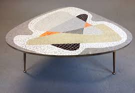 Table basse composée d'éléments cubiques, empilés et décalés sur un socle, donnant l'illusion de flottement. Table Basse Mosaique Annee 50