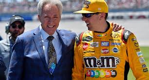 He won three winston cup titles ( 1981 , 1982 , 1985 ), the 1989 daytona 500 , 1992 southern 500. Darrell Waltrip Is Set To End His 19 Year Broadcasting Career This Year