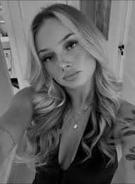 Hej jag och min fru och vår katt, vi har en stor hörn lägenhet på 5 vån och  har ett rum ledigt, 600 meter från Gustav adolfs torg och Malmö c, hyran