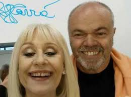 Il suo debutto in tv risale addirittura al 1961, quando al fianco è lui che ha rivelato al mondo come è morta raffaella carrà, dando pubblicamente la notizia che ha addolorato l'estate di milioni di italiani. Raffaella Carra Ultime Notizie Dove Vive Patrimonio Vita Privata Compagno Malattia Meteoweek