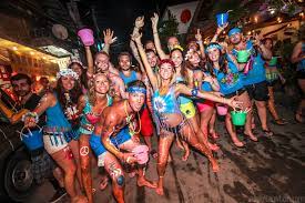 As a result, every month there are about 30,000 party people coming together from all around the world. Nightlife Photography Full Moon Party Pink Plankton