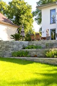Inspiration Fur Ihre Aussenanlage Mit Hohenunterschieden Die Terrassierte Positionierung Der Romano Mauer Bietet Ihnen Im Garten Tolle Ges In 2020 Plants Tree Sidewalk