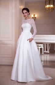 Tralasciato il bianco, che si addice di più alle giovanissime, le over 50 possono sbizzarrirsi in forme e modelli elegantissimi, in linea con la propria personalità. Abiti Da Sposa Invernali Colorati