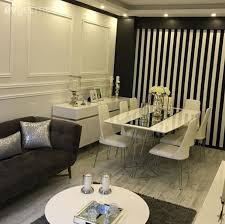 Beyaz Renk Ile Dekorasyon Duvar Dekorasyon Duvar Kagidi Gri Hali Orta Sehpa Salon Siyah Beyaz Ev Dekoru Modern Ic Mekanlar