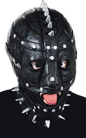 Ich schieße, wenn sich jemand rührt, weil diesem dann der tod gebührt! der bankbeamte, auch kein held, gibt packerlweis dem räuber geld, das der in seine tasche gibt, wobei die maske sich verschiebt. Sm Maske Mit Nieten Schwarz Silber Gunstige Halloween Masken Bei Horrorklinik