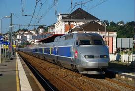 Au bord de la plage, non loin du port de pêche. Tgv Saint Jean De Luz Basque Country France Train Rail Transport High Speed Rail