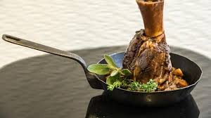 Rezept Geschmorte Kalbshaxe Aus Dem Ofen Gaultmillau Channel Kalbshaxe Rezepte Schmoren